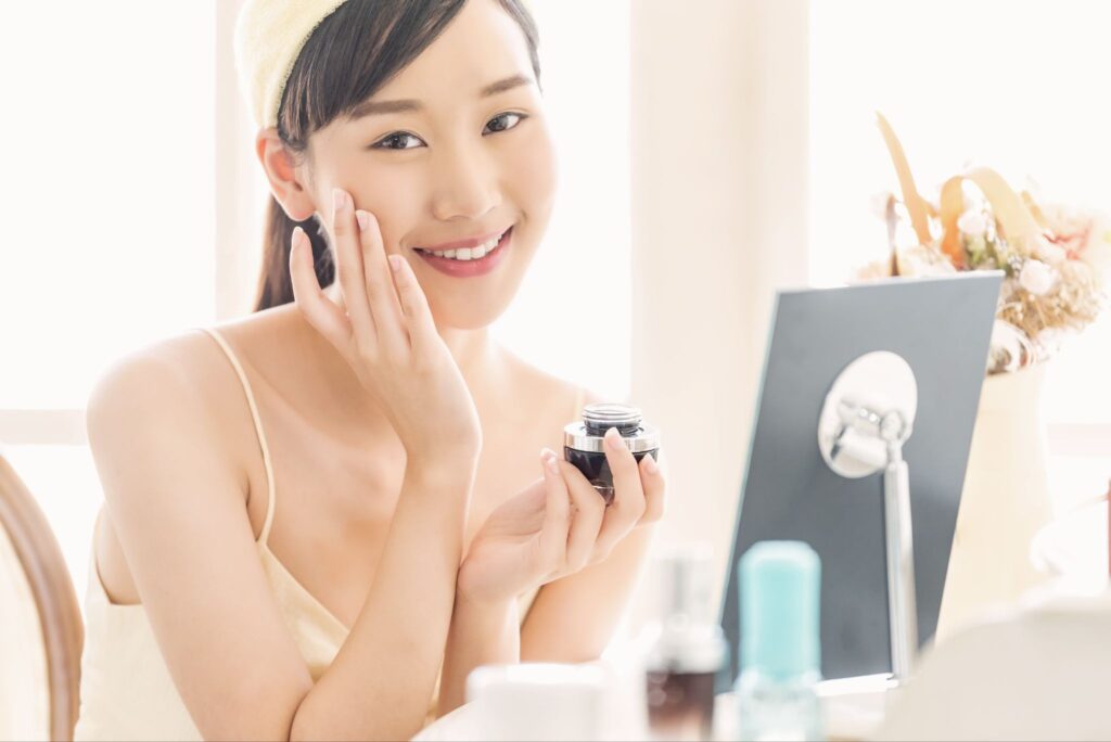 スキンケアをしている女性