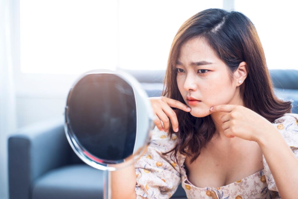鏡を見ている女性